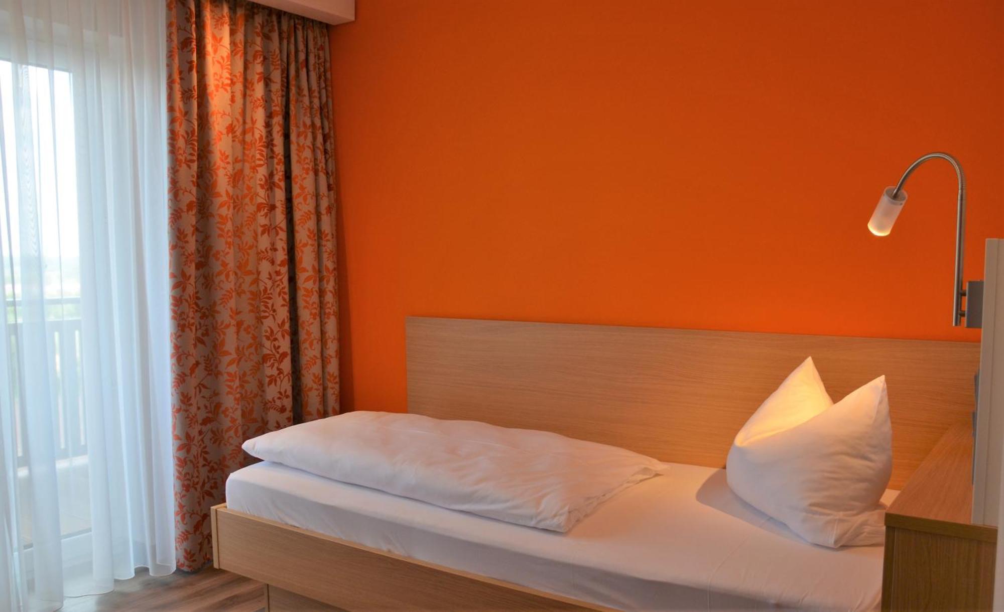 Hotel Bergwirt Herrieden Eksteriør billede